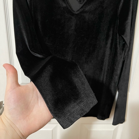 Scripted velvet black top - Picture 6 of 6